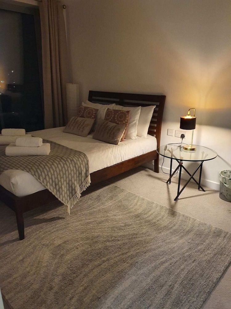 undefined Modern 1 Bedroom Apartment Near Canary Wharf With Balcony