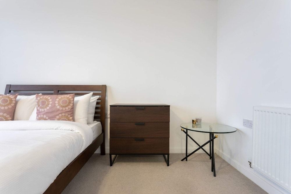 undefined Modern 1 Bedroom Apartment Near Canary Wharf With Balcony 9