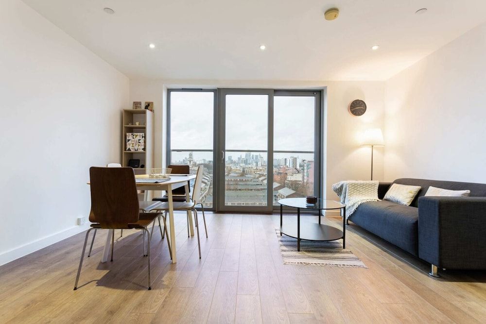 undefined Modern 1 Bedroom Apartment Near Canary Wharf With Balcony 2