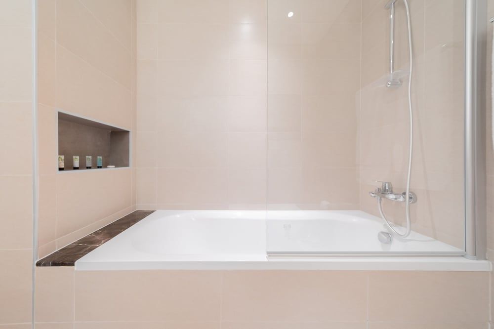 EDEN'S Homes & Villas - BLVD Heights Premium Apartment, 1 Bedroom, Non Smoking, City View 16
