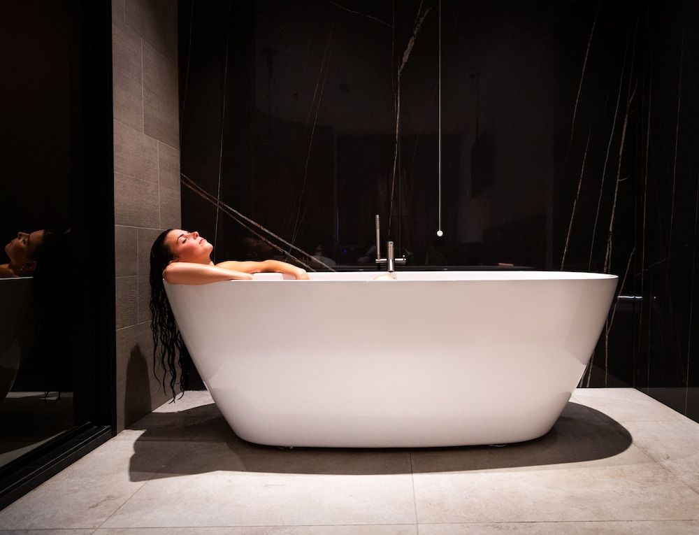 Deep soaking bathtub