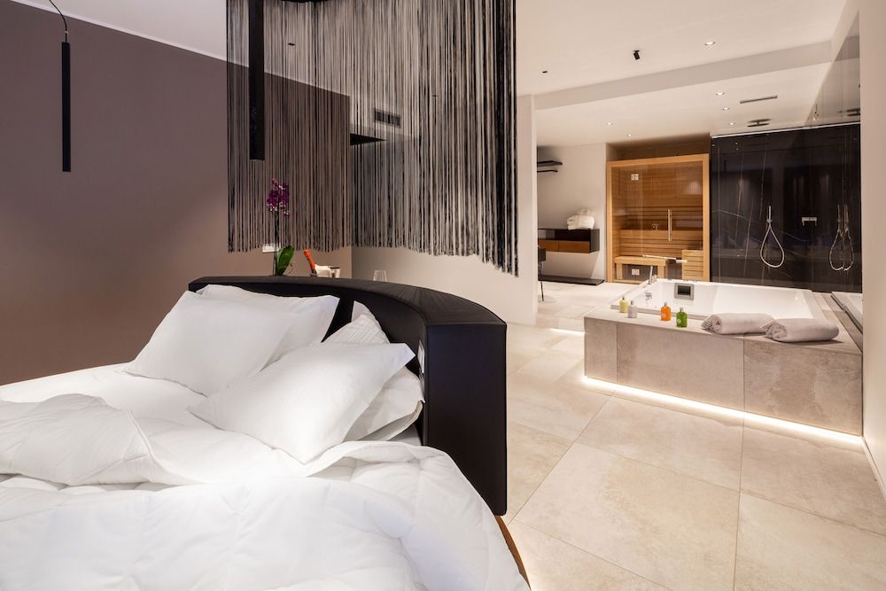 Executive Suite, Hot Tub (sauna and emotional shower)