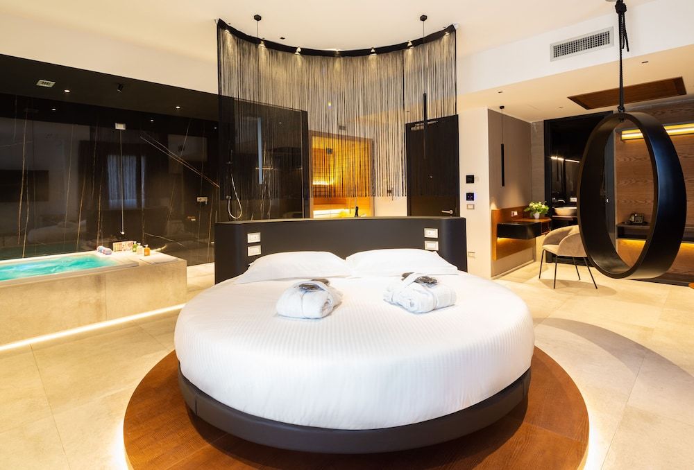Suite, 1 Bedroom, Hot Tub (sauna and emotional shower)