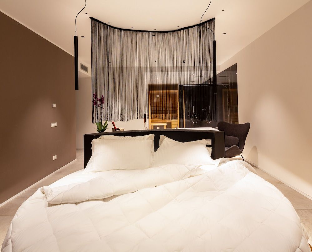 Executive Suite, Hot Tub (sauna and emotional shower)