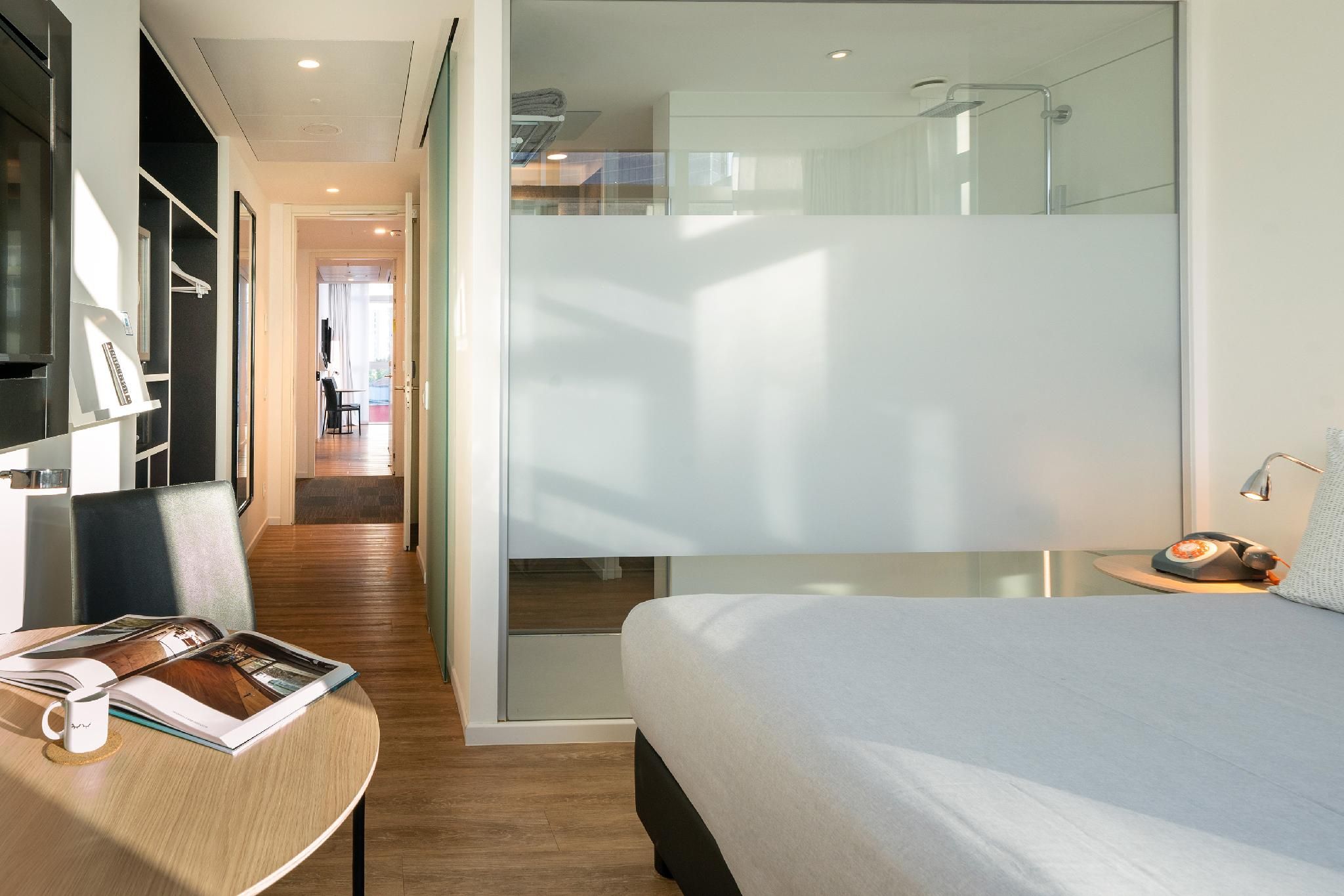 THE INTERCONNECTING INNSIDE ROOM