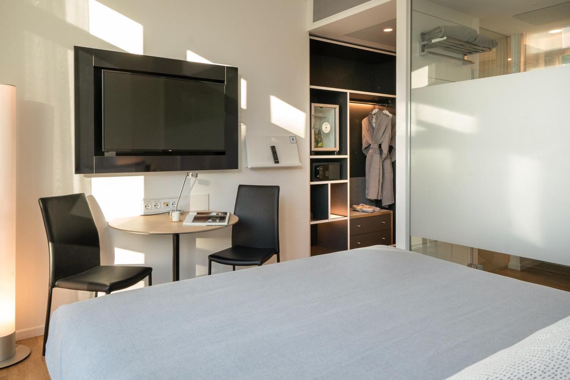 THE INTERCONNECTING INNSIDE ROOM