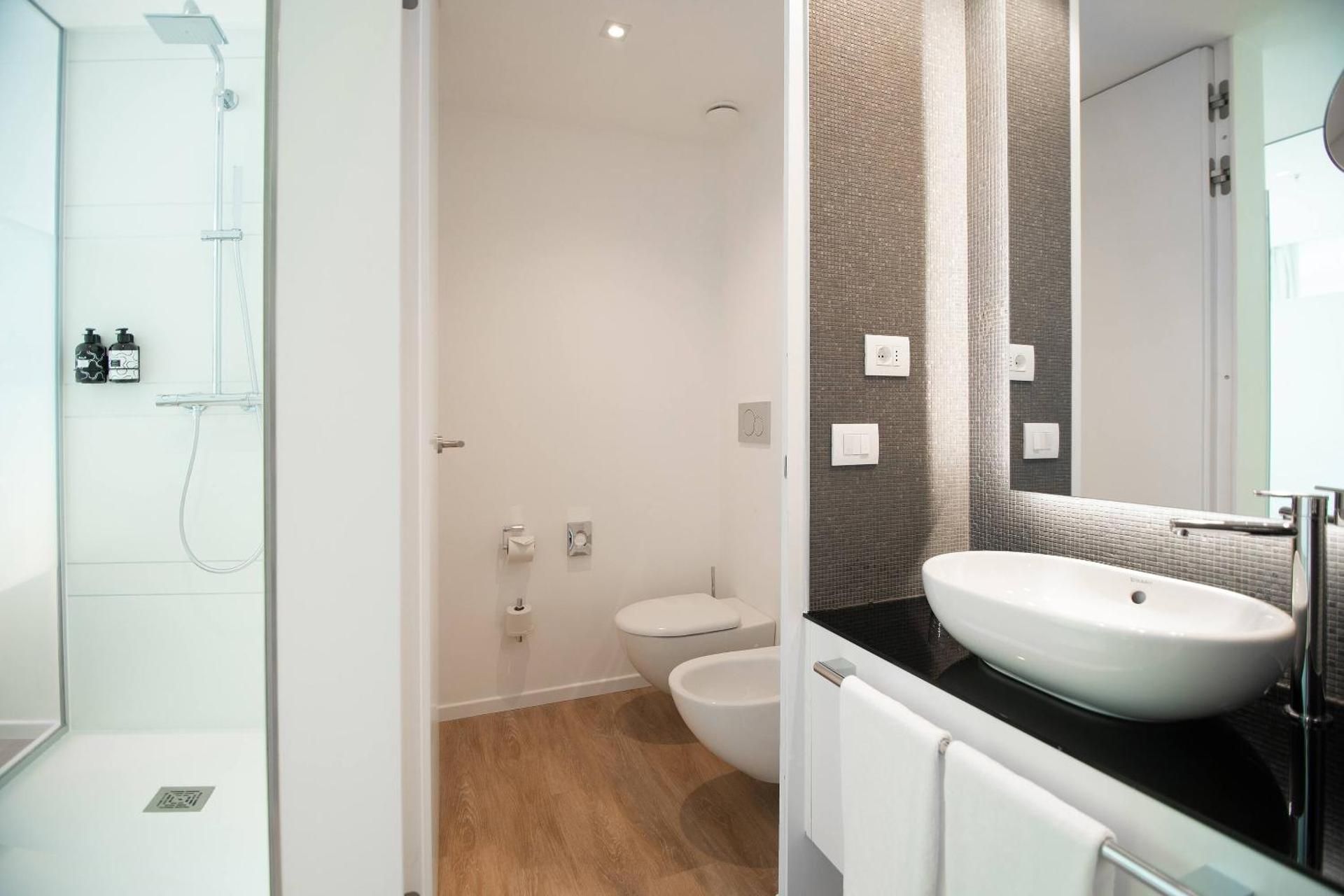 THE INTERCONNECTING INNSIDE ROOM