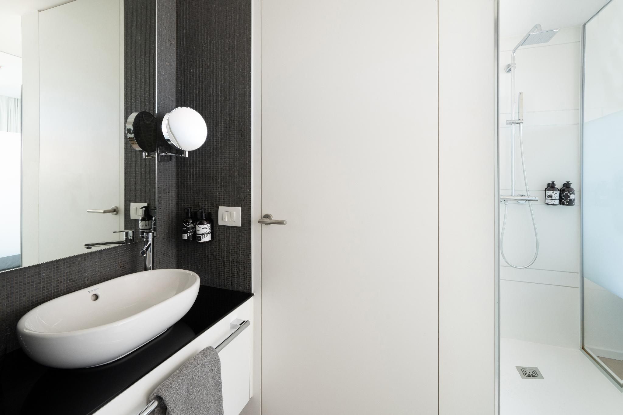 THE INTERCONNECTING INNSIDE ROOM