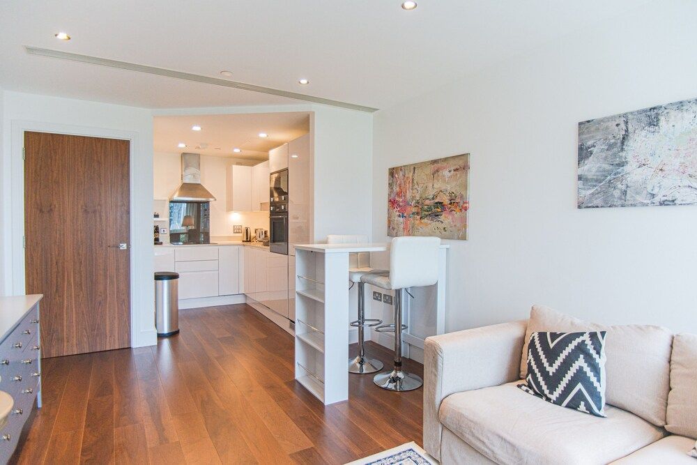 undefined Stunning 1-bed Apartment in Lincoln Plaza 10