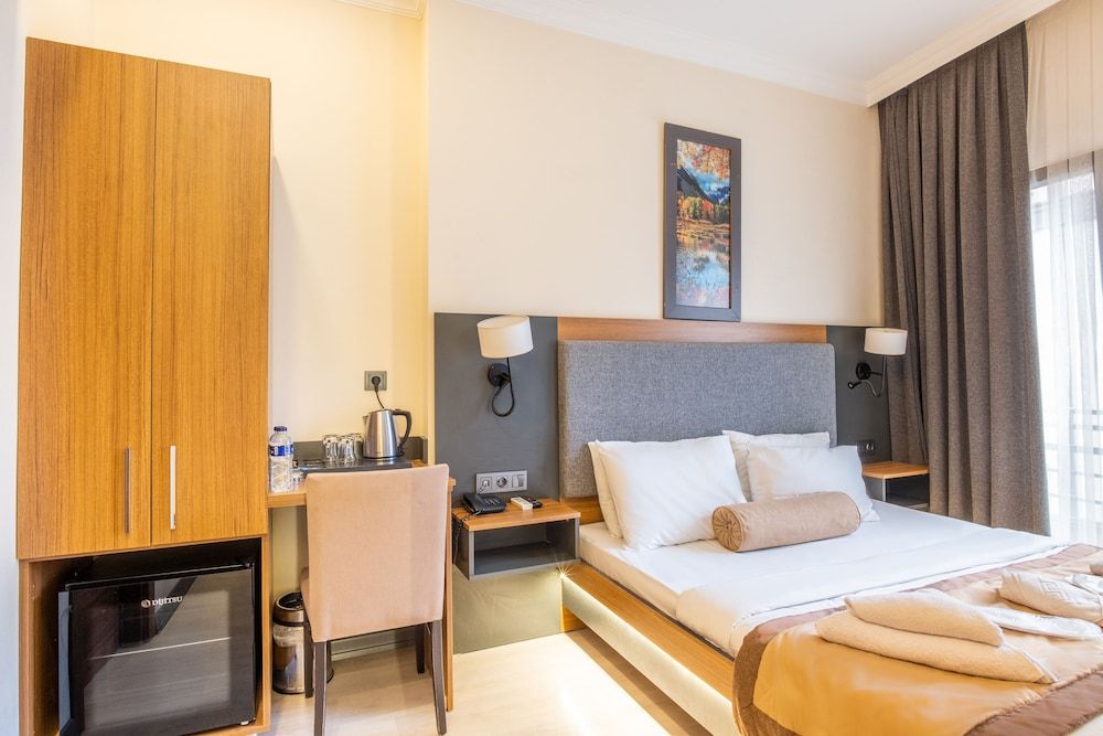 undefined Orange Hotel 4