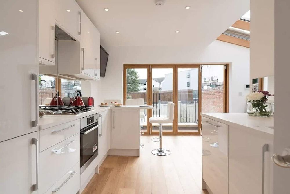 2 Bed - Very Convenient Location - South Terrace Apartment 9