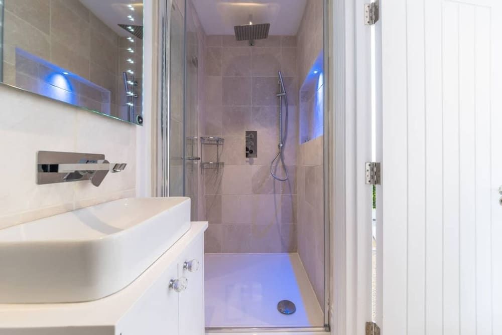 2 Bed - Very Convenient Location - South Terrace Apartment 18