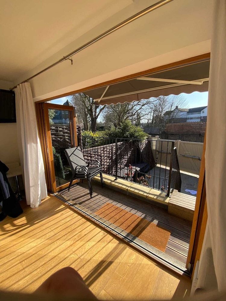 2 Bed - Very Convenient Location - South Terrace Apartment 15