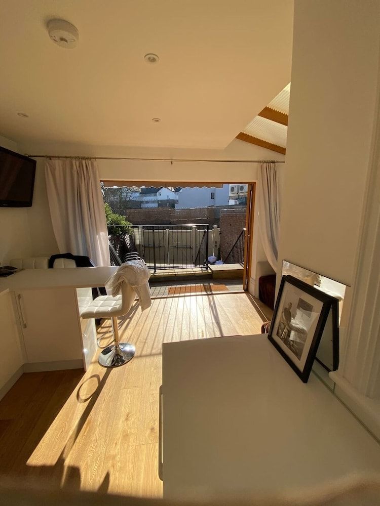 2 Bed - Very Convenient Location - South Terrace Apartment 13