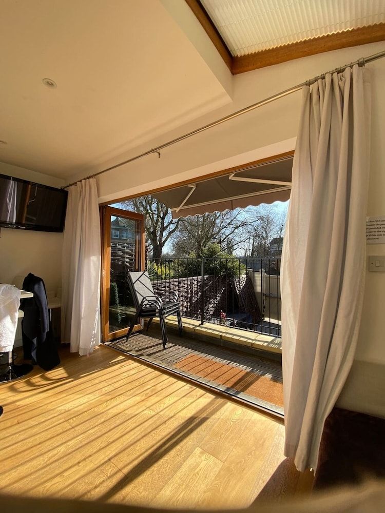 2 Bed - Very Convenient Location - South Terrace Apartment 20