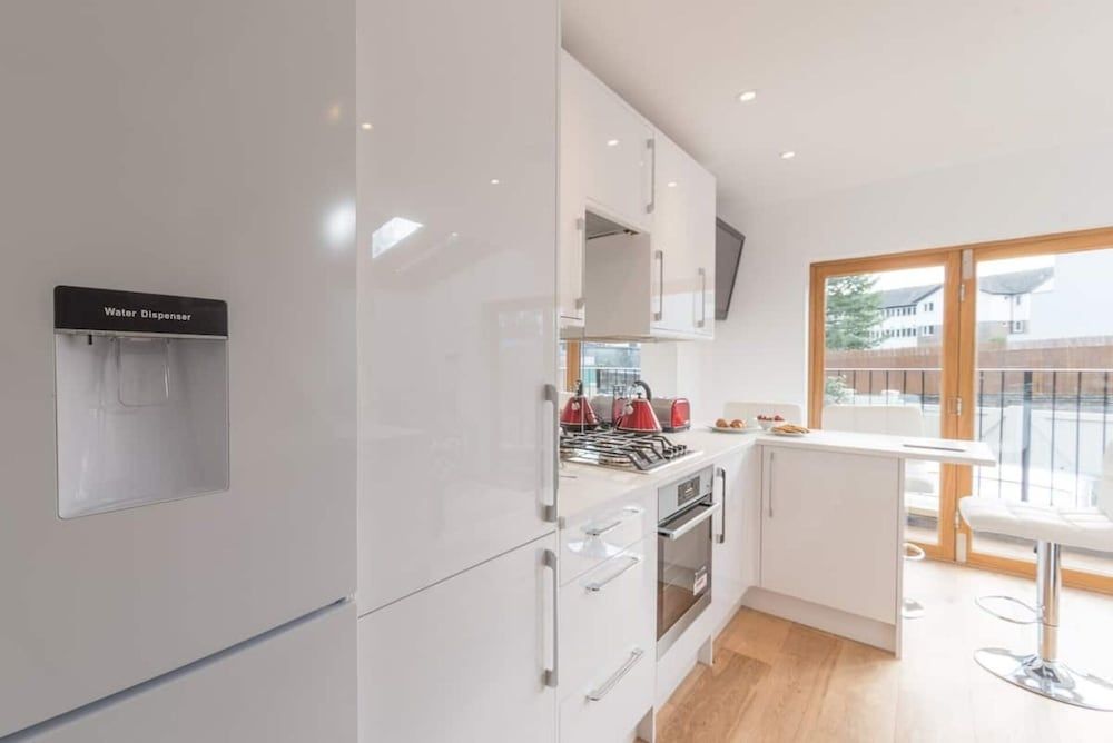 2 Bed - Very Convenient Location - South Terrace Apartment 8