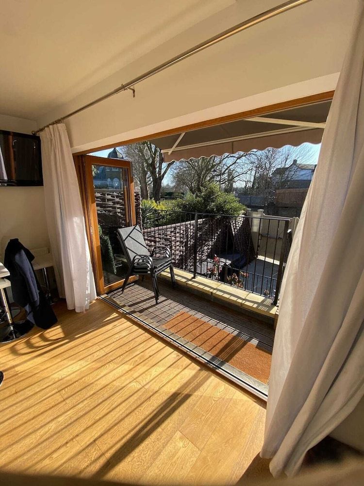 undefined 2 Bed - Very Convenient Location - South Terrace 5