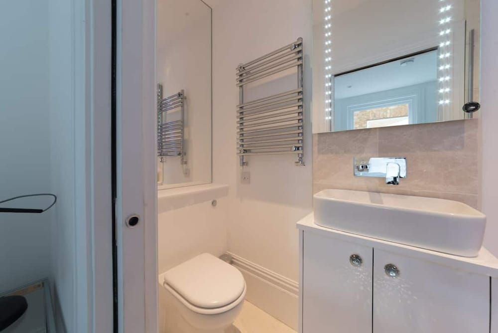 2 Bed - Very Convenient Location - South Terrace Apartment 19