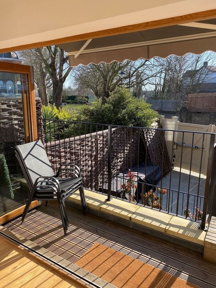 2 Bed - Very Convenient Location - South Terrace Apartment 14