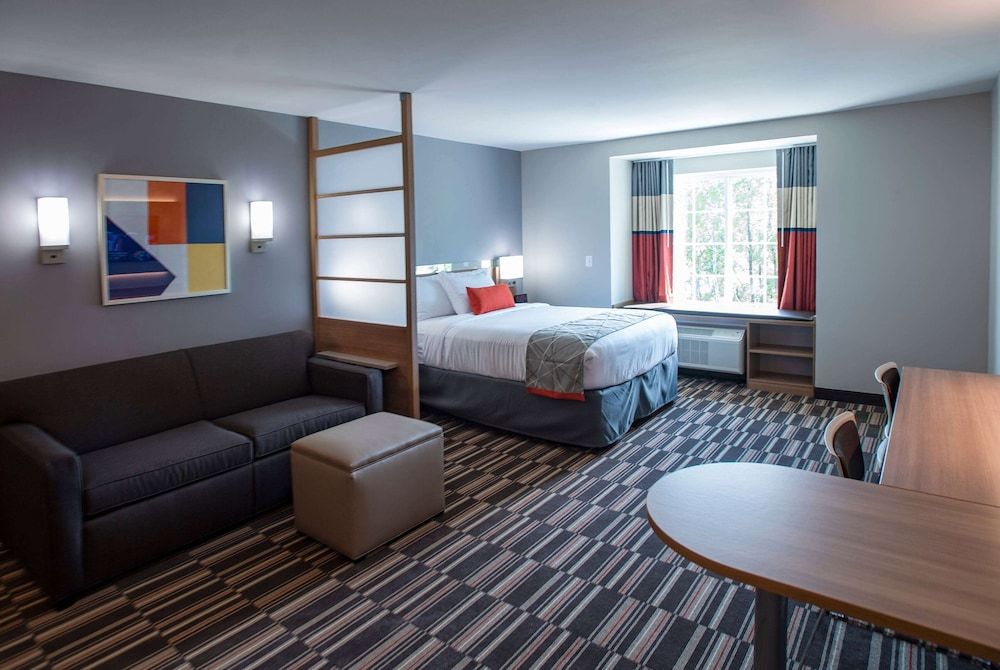 Studio Suite, 1 Queen Bed, Accessible, Non Smoking (Mobility/Hearing Tub w/Grab Bars)