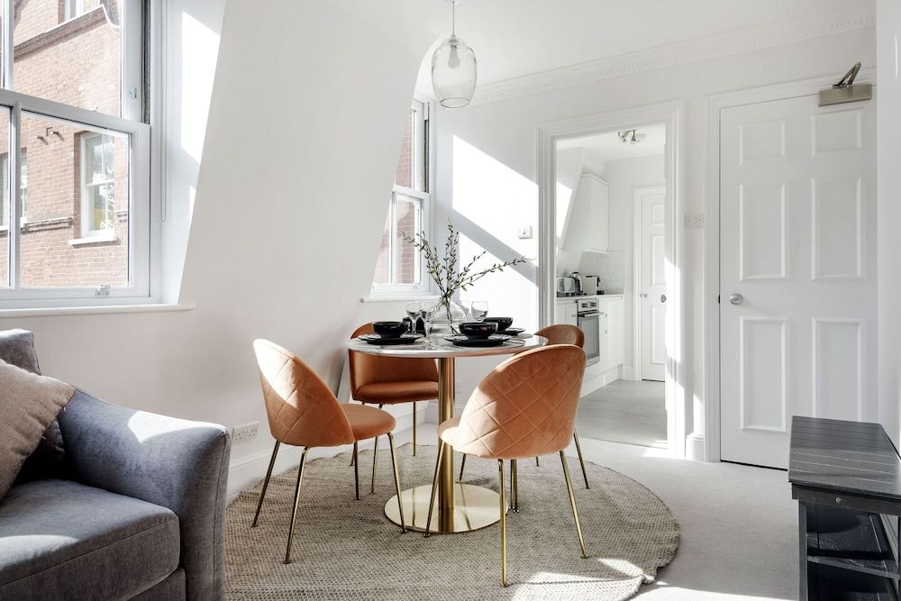 3 Sloane Gardens by UnderTheDoormat The Wellington Suite 9