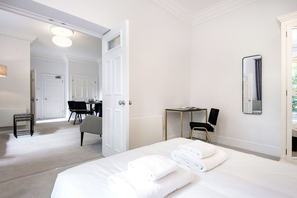 3 Sloane Gardens by UnderTheDoormat The King's Road Suite 11