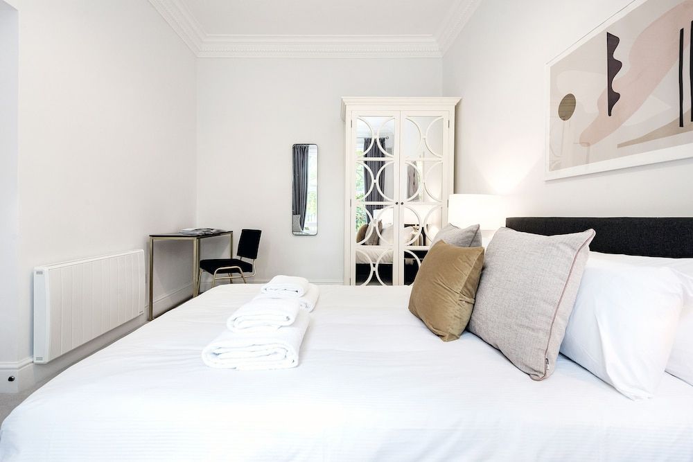 3 Sloane Gardens by UnderTheDoormat The King's Road Suite 4