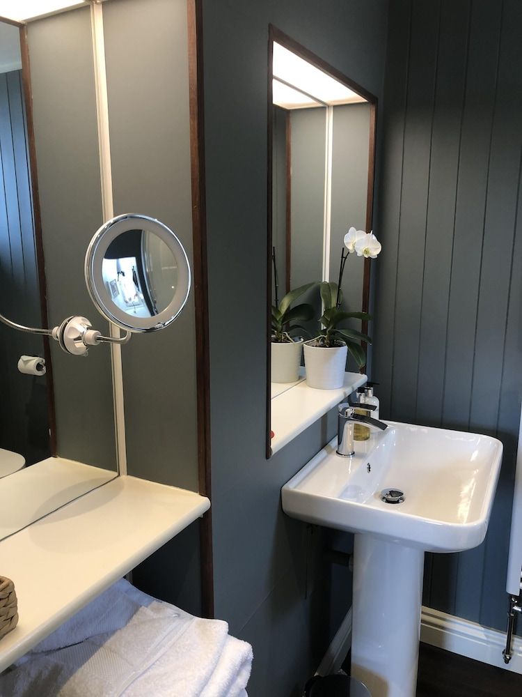 Sheridan Guest House Deluxe Double Room, Ensuite, City View (7) 13