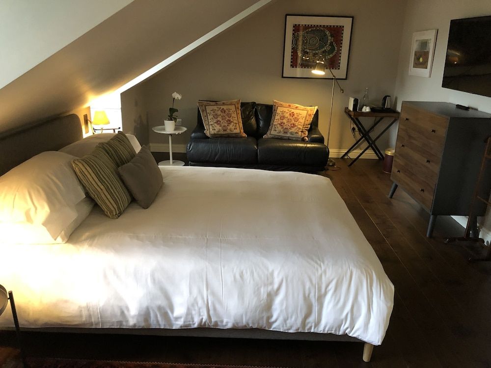 Sheridan Guest House Deluxe Double Room, Ensuite, City View (7) 6