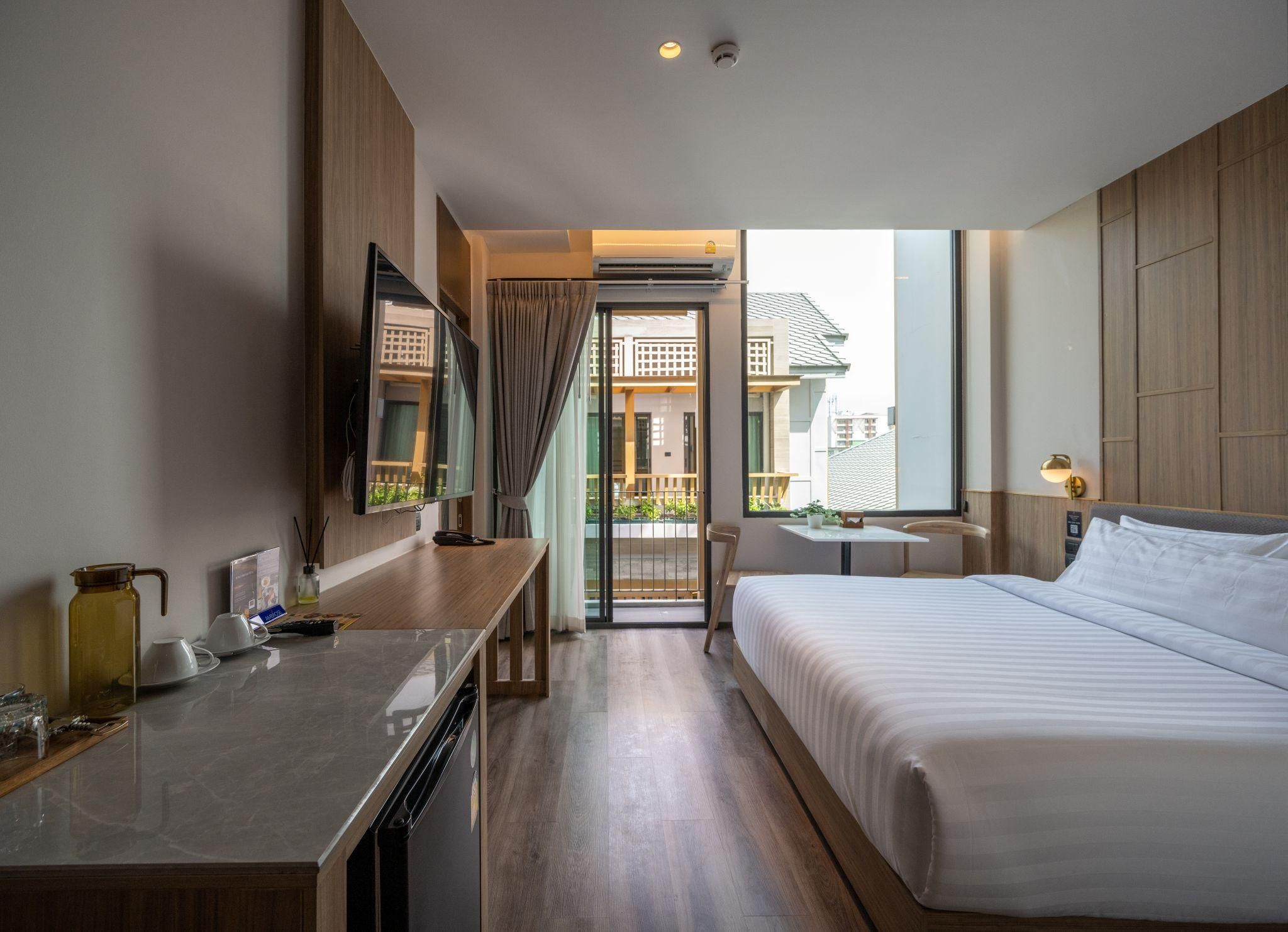 Shan Villas Sukhumvit Deluxe Balcony King Pool View 4