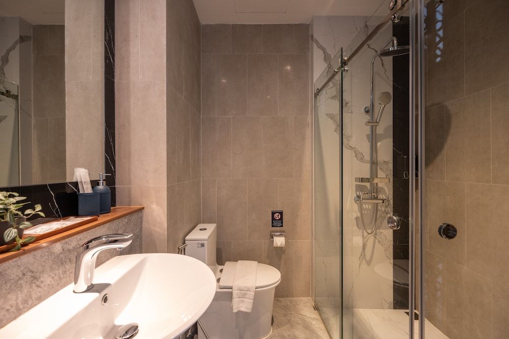 Shan Villas Sukhumvit Deluxe Twin Room, Balcony, City View 3