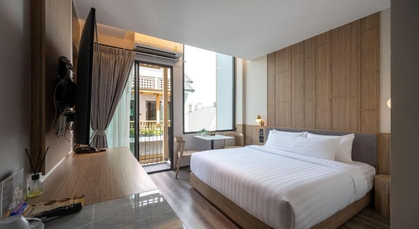 Shan Villas Sukhumvit Deluxe Balcony King Pool View