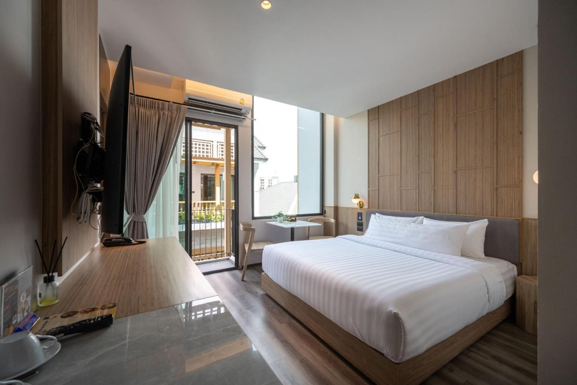 Shan Villas Sukhumvit Deluxe Balcony King Pool View 6