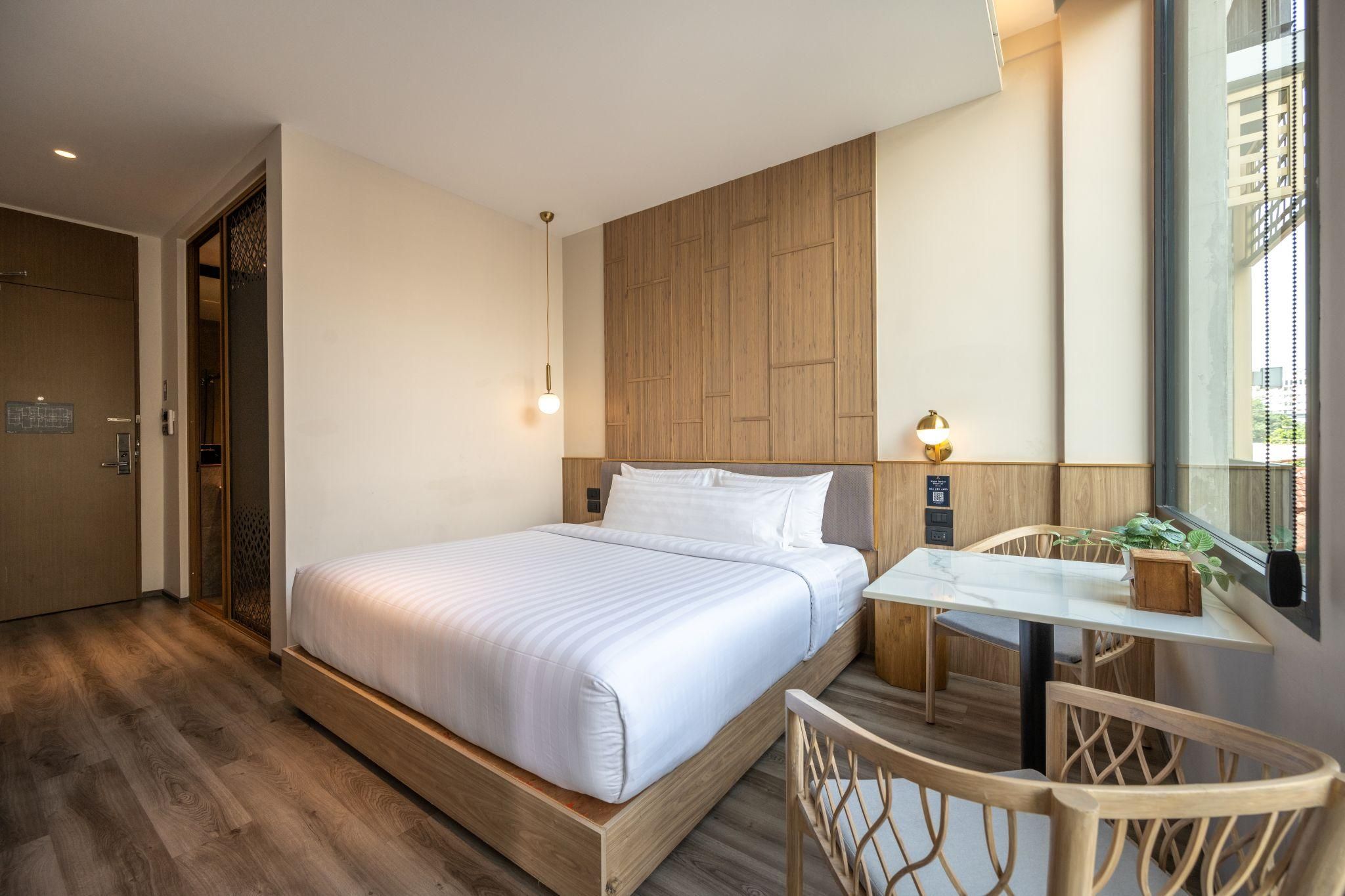 Shan Villas Sukhumvit Deluxe Balcony King Pool View 3