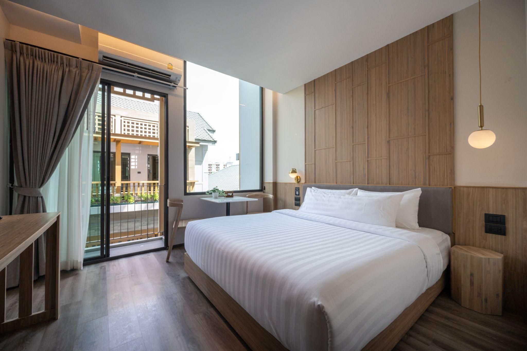 Shan Villas Sukhumvit Deluxe Balcony King Pool View 5