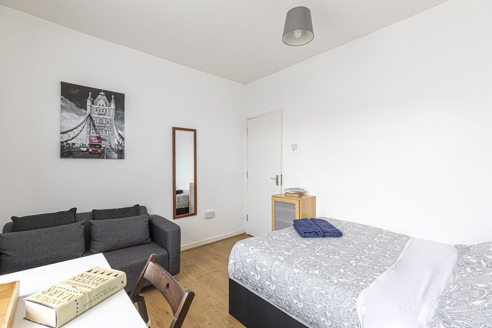 Tower Bridge Accommodation - 11 Double Room 13 4