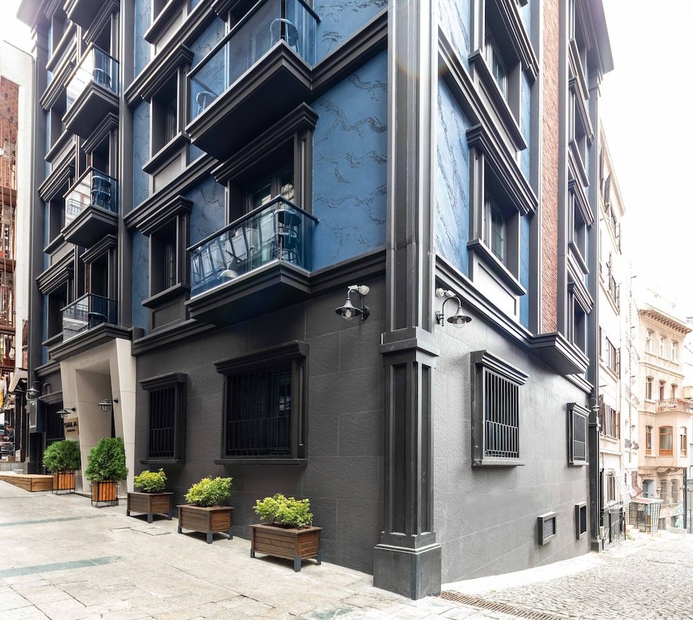 undefined Sala Suites 8