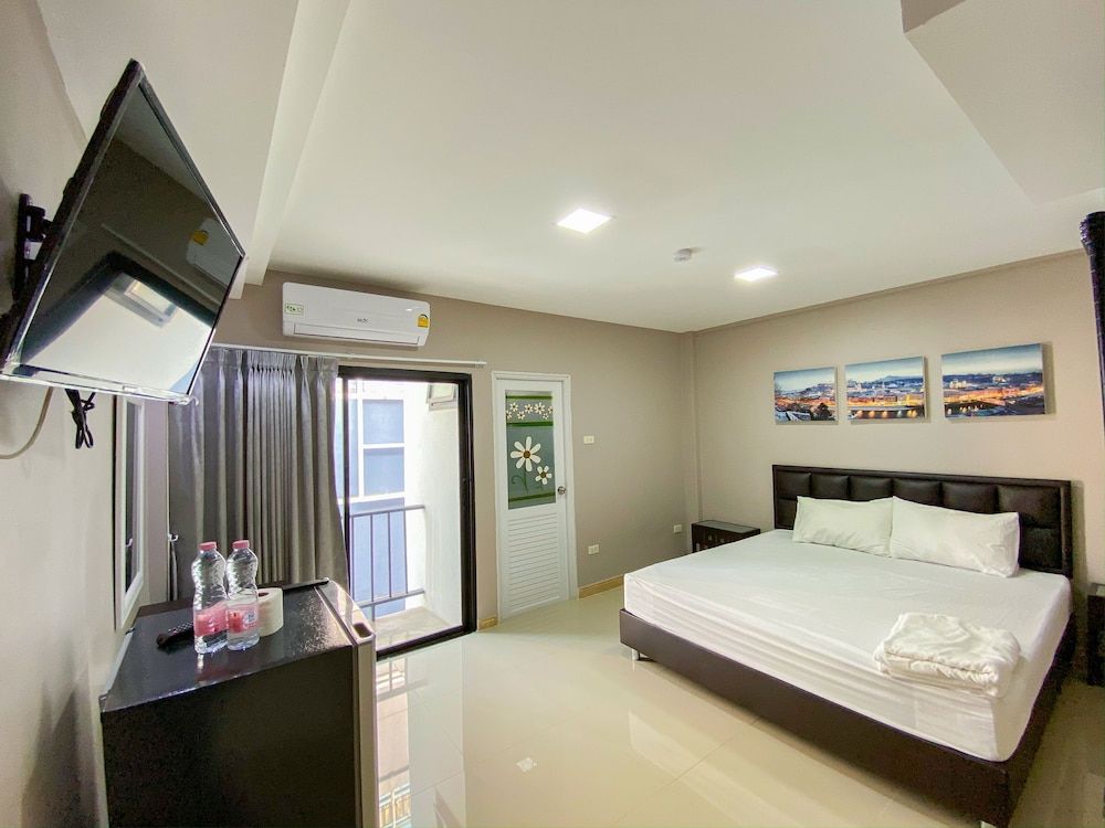 Delighted Bangkok Hotel Superior Double or Twin Room 11