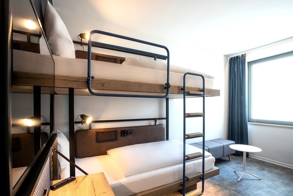 undefined H2 Hotel Budapest 8