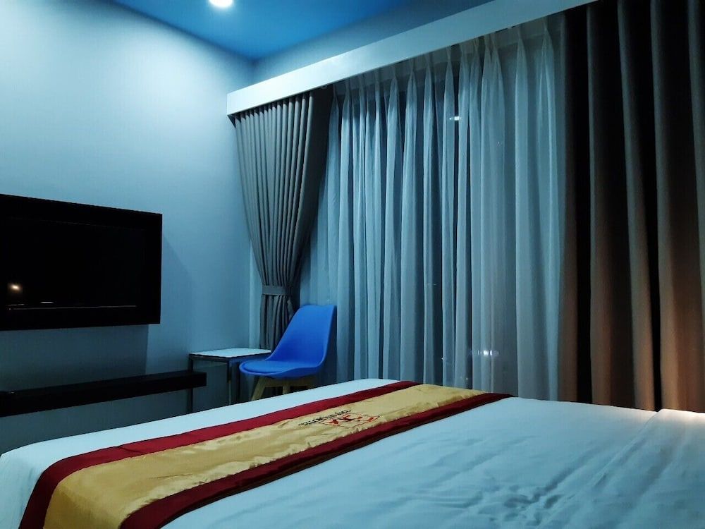 undefined The Six Hotel 7