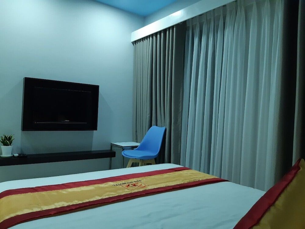 undefined The Six Hotel 9