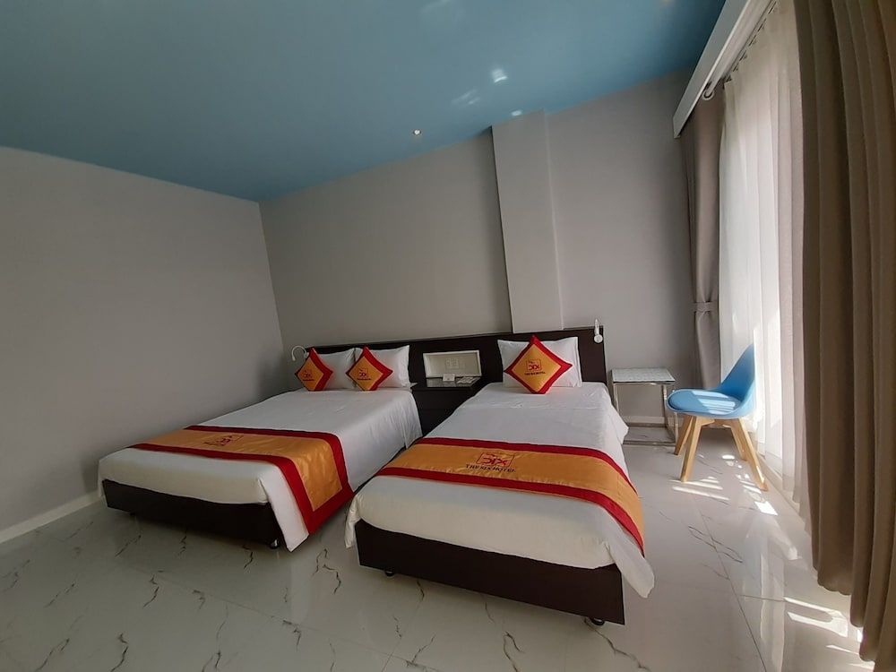 The Six Hotel Deluxe Triple Room, City View 4