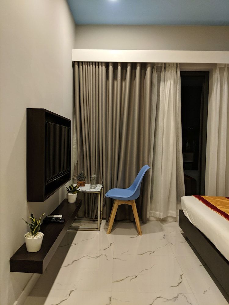 The Six Hotel Deluxe Double Room 8