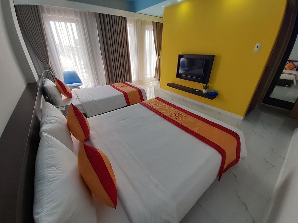 The Six Hotel Deluxe Triple Room, City View 7