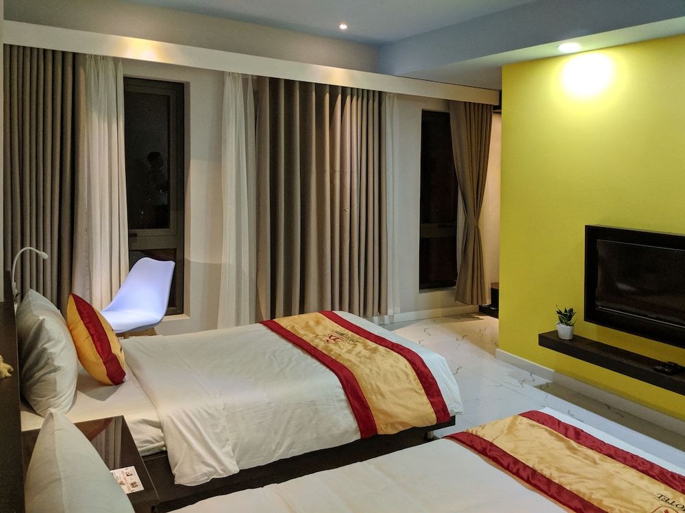 The Six Hotel Deluxe Triple Room, City View 3