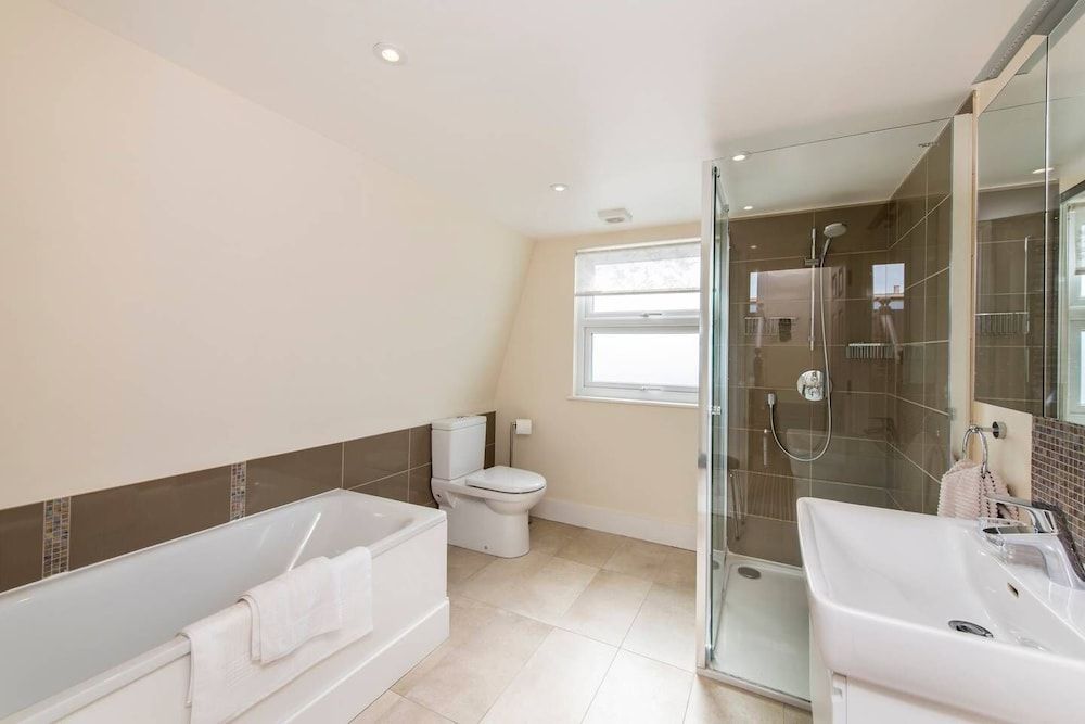 undefined Fabulously British 3 Bed House near Battersea Park 8