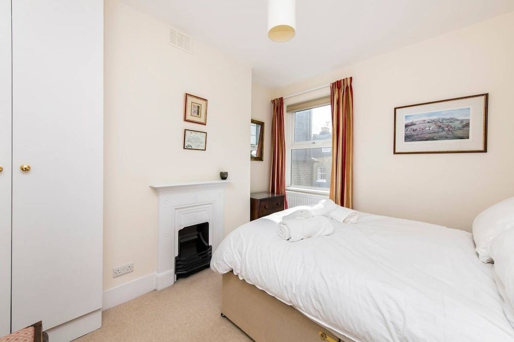 undefined Fabulously British 3 Bed House near Battersea Park 3