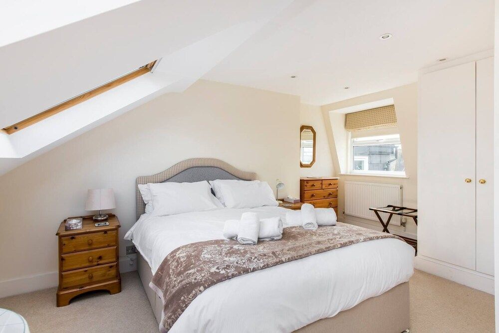 undefined Fabulously British 3 Bed House near Battersea Park 10