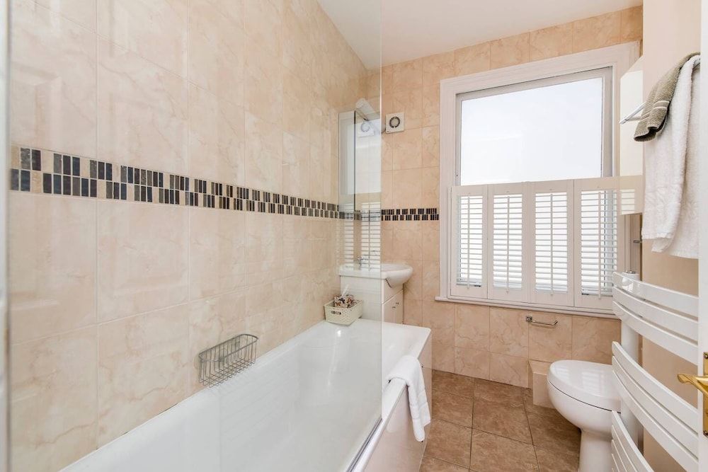 undefined Fabulously British 3 Bed House near Battersea Park 9