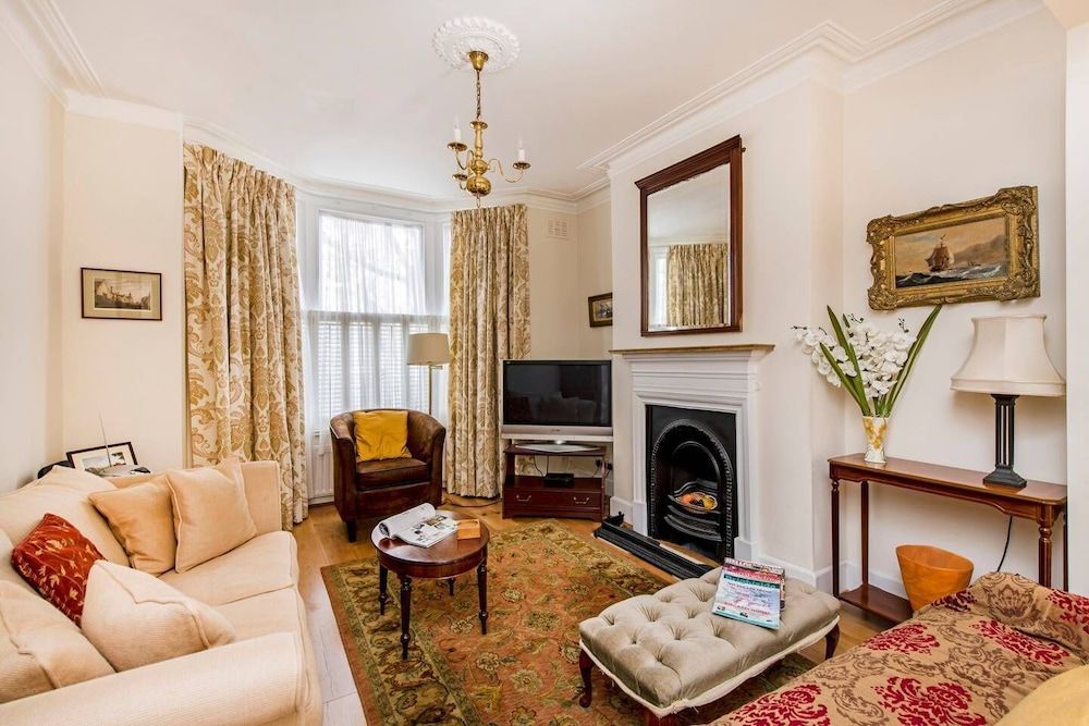 undefined Fabulously British 3 Bed House near Battersea Park 2